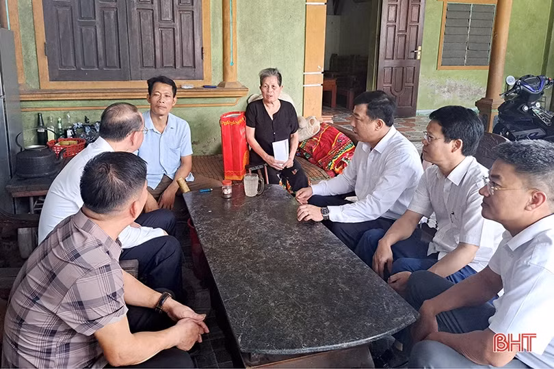 Lãnh đạo Hà Tĩnh thăm hỏi, tặng quà người có công ở Nghi Xuân