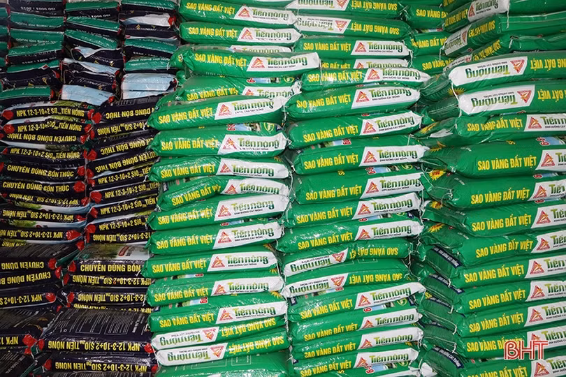 Giá phân bón giảm sâu: Nông dân mừng, cơ sở kinh doanh lo!