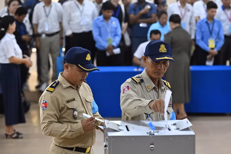 Gia đình Thủ tướng Hun Sen và người dân Campuchia đi bầu cử