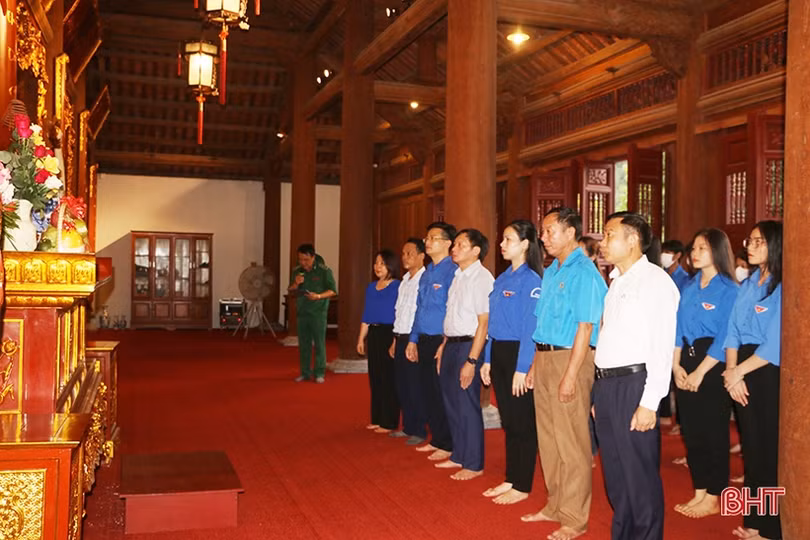 Xúc động lễ thắp nến tri ân các anh hùng liệt sĩ tại Ngã ba Đồng Lộc