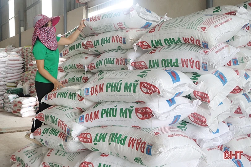Giá phân bón giảm sâu: Nông dân mừng, cơ sở kinh doanh lo!