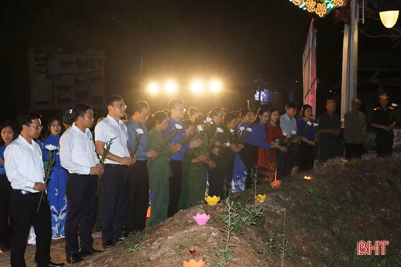 Xúc động lễ thắp nến tri ân các anh hùng liệt sĩ tại Ngã ba Đồng Lộc