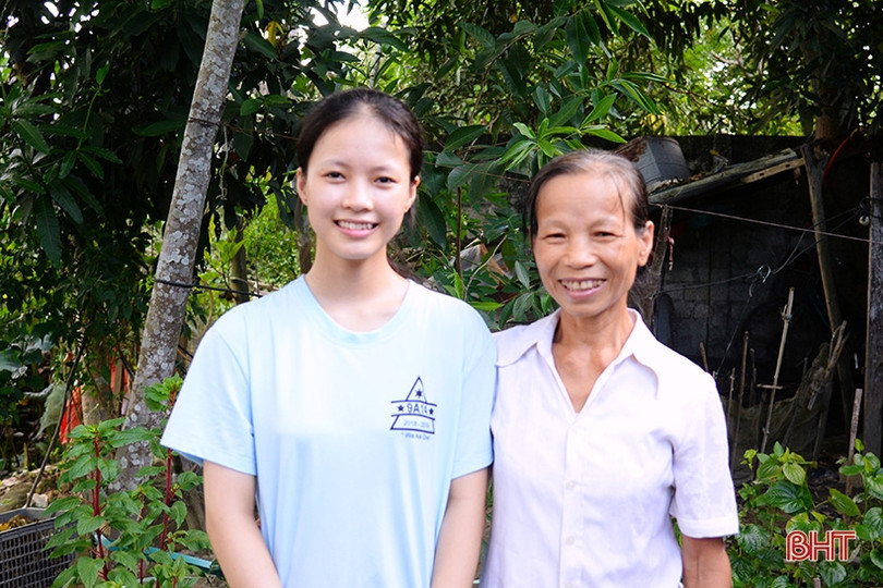 Niềm vui của nữ sinh nghèo được tuyển thẳng vào 4 trường đại học lớn