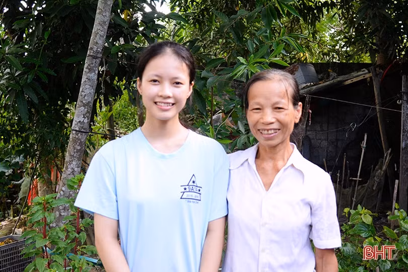 Niềm vui của nữ sinh nghèo được tuyển thẳng vào 4 trường đại học lớn