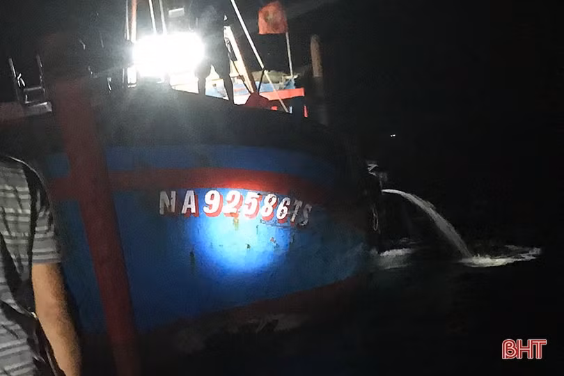 Bắt 2 tàu cá ngoại tỉnh khai thác sai vùng biển quy định