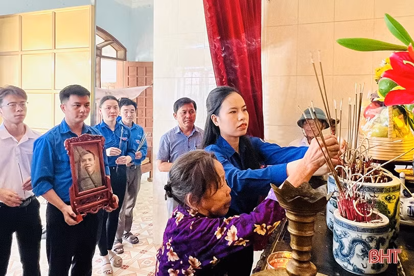 Quốc Anh và nhóm bạn đã phục chế và trao tặng bức ảnh phục dựng chân dung Anh hùng liệt sĩ Phan Đình Giót cho thân nhân gia đình tại xã Cẩm Quan, huyện Cẩm Xuyên tháng 7/2023.