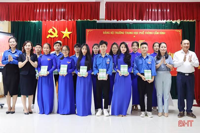 Nhiều học sinh ưu tú của Cẩm Xuyên được kết nạp Đảng