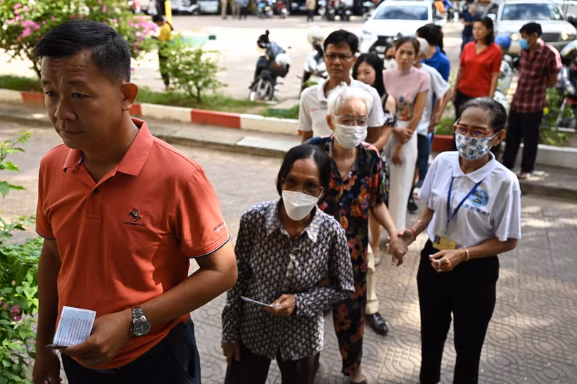 Gia đình Thủ tướng Hun Sen và người dân Campuchia đi bầu cử