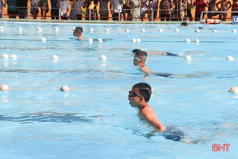 Gần 100 thiếu niên tranh tài Giải bơi “Đường đua xanh” ở TP Hà Tĩnh