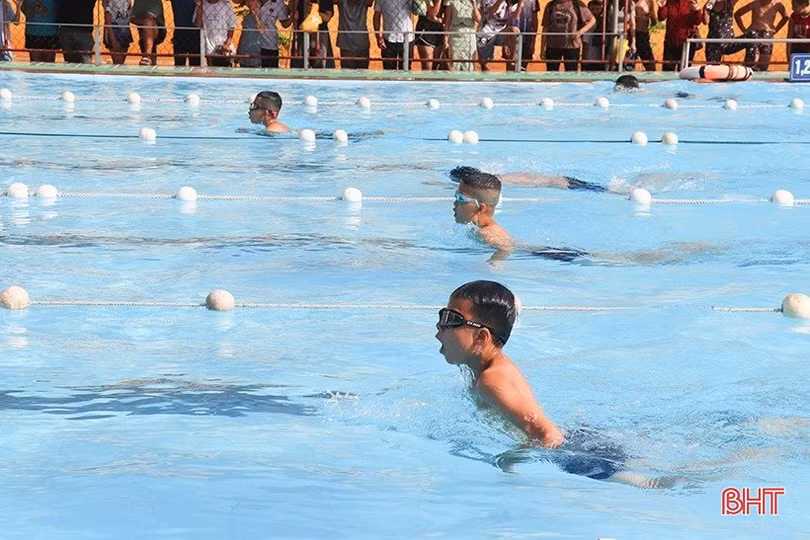 Gần 100 thiếu niên tranh tài Giải bơi “Đường đua xanh” ở TP Hà Tĩnh