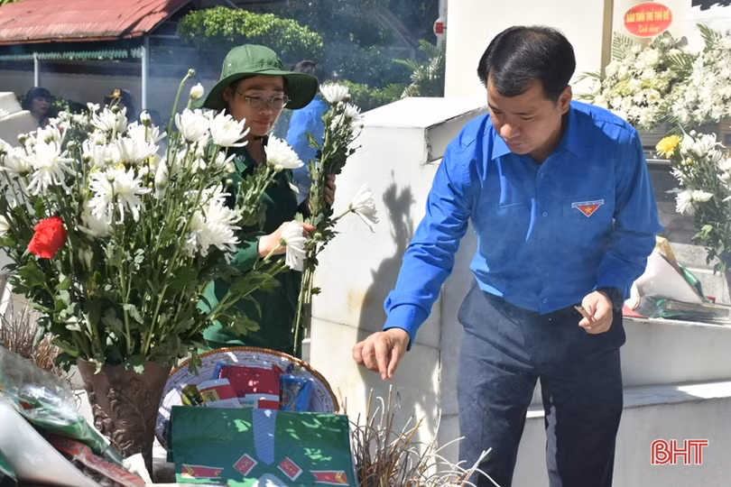 Trao nhà tình nghĩa, tặng quà thân nhân liệt sỹ, người có công ở Hà Tĩnh