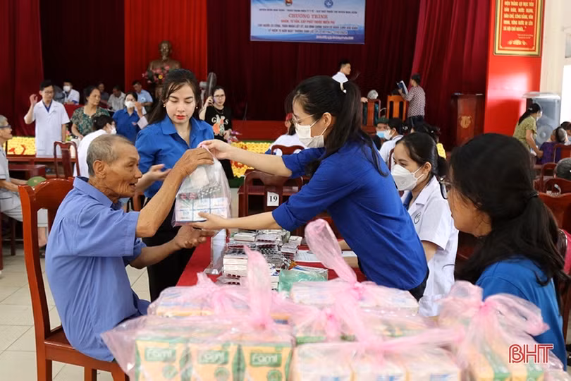 Khám, cấp phát thuốc miễn phí cho các trường hợp chính sách