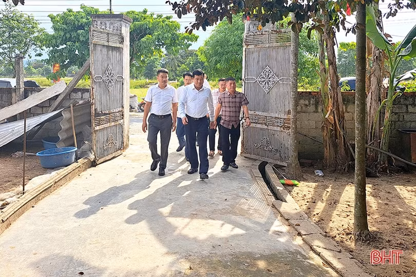 Lãnh đạo Hà Tĩnh thăm hỏi, tặng quà người có công ở Nghi Xuân