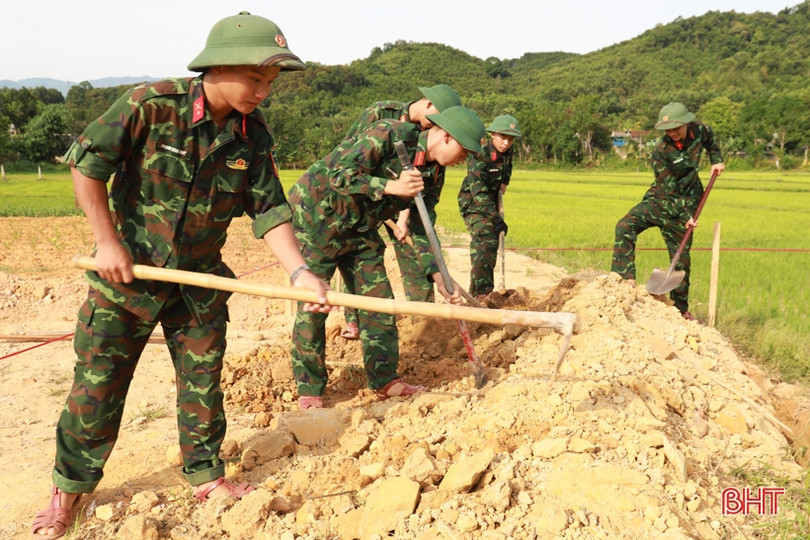 Lữ đoàn Phòng không 283 giúp người dân Hương Sơn xây dựng NTM