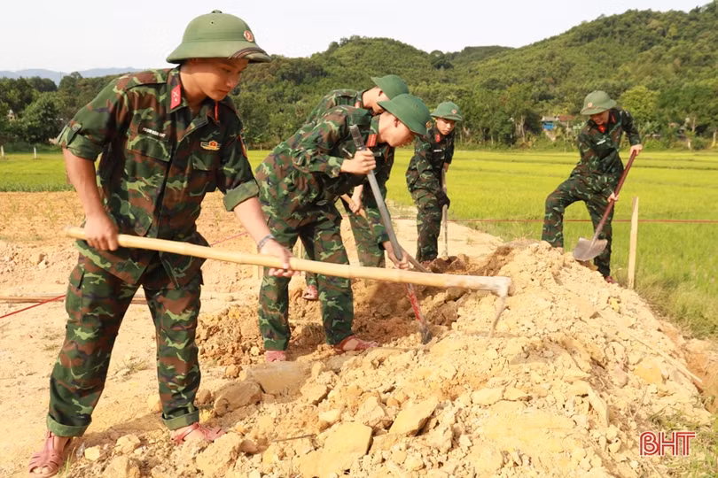 Lữ đoàn Phòng không 283 giúp người dân Hương Sơn xây dựng NTM