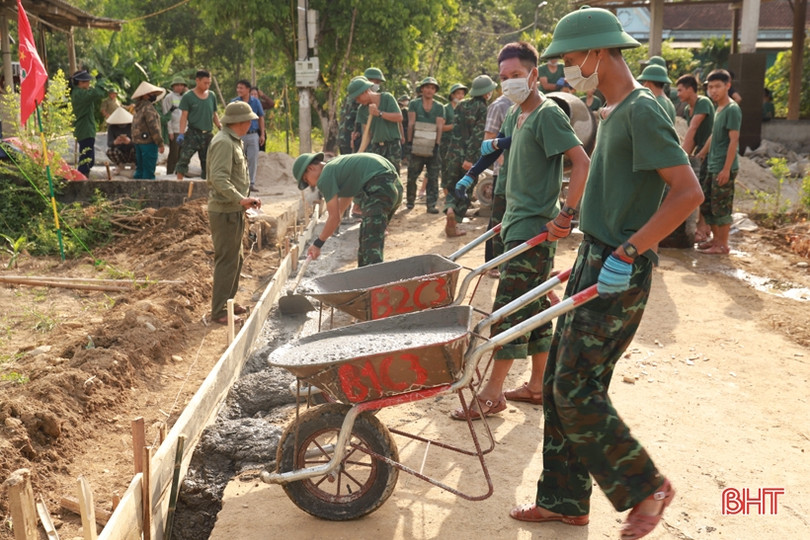 Lữ đoàn Phòng không 283 giúp người dân Hương Sơn xây dựng NTM