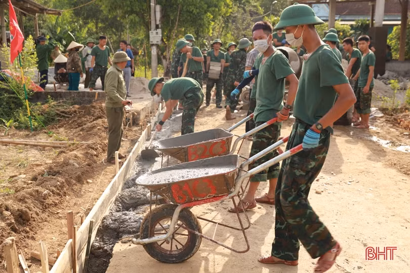 Lữ đoàn Phòng không 283 giúp người dân Hương Sơn xây dựng NTM