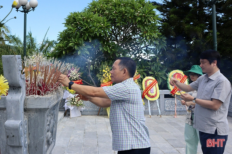 Đoàn ĐBQH Hà Tĩnh thắp hương tri ân các anh hùng liệt sĩ