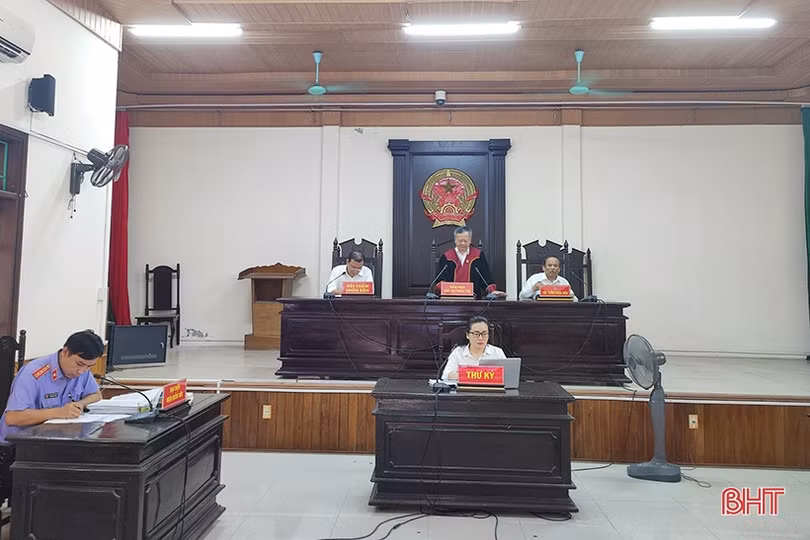 Lĩnh 15 tháng tù do đưa 2 người Trung Quốc xuất cảnh trái phép