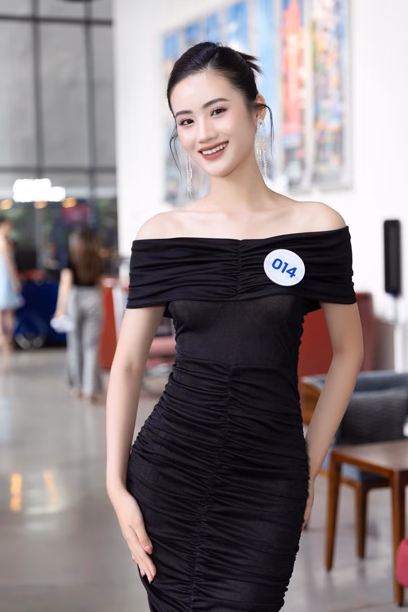 Nhan sắc đời thường của hoa hậu Ý Nhi