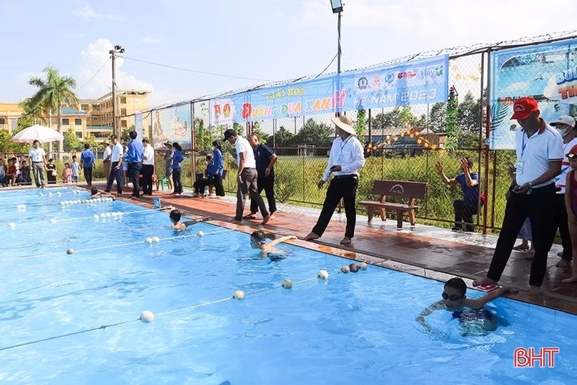 Gần 100 thiếu niên tranh tài Giải bơi “Đường đua xanh” ở TP Hà Tĩnh