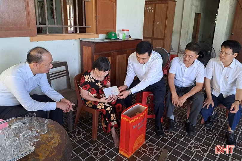 Lãnh đạo Hà Tĩnh thăm hỏi, tặng quà người có công ở Nghi Xuân