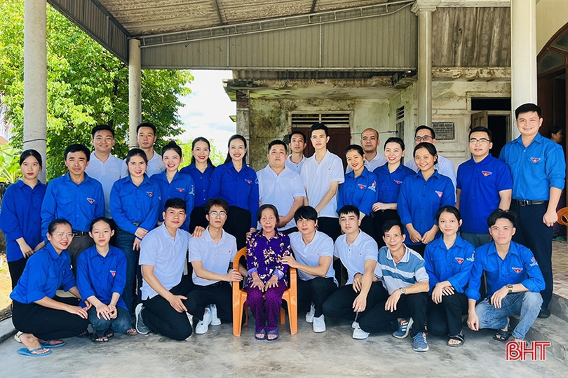 Trao tặng ảnh phục dựng chân dung Anh hùng liệt sĩ Phan Đình Giót cho thân nhân