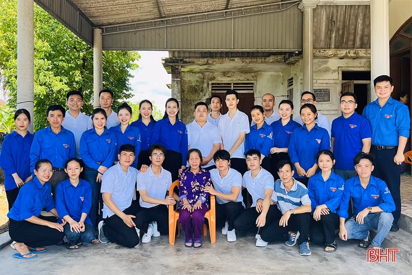 Trao tặng ảnh phục dựng chân dung Anh hùng liệt sĩ Phan Đình Giót cho thân nhân