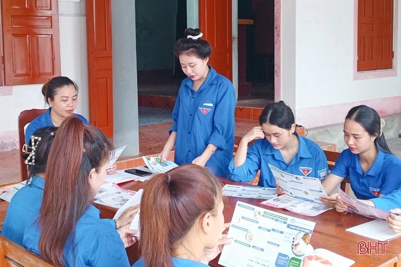 Cán bộ thôn, xã ở Hà Tĩnh cùng vào cuộc giảm sinh