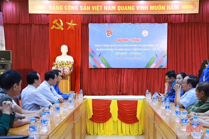 Trao nhà tình nghĩa, tặng quà thân nhân liệt sỹ, người có công ở Hà Tĩnh