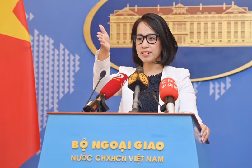 Việt Nam bình luận về hộ chiếu tăng 10 bậc