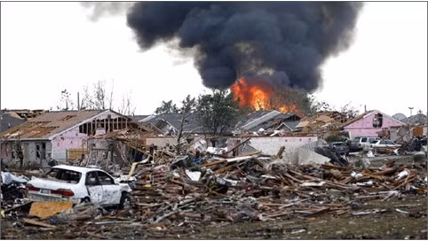 Quang cảnh hoang tàn sau lốc xoáy tại Oklahoma (Ảnh: AP)