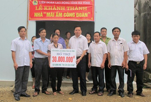 Chủ tịch LĐLĐ tỉnh Nguyễn Văn Thanh trao tiền hỗ trợ làm nhà cho chị Trần Thị Ngọc