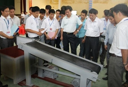 Các đại biểu tham quan mô hình băng tải do CBGV và học sinh tự làm