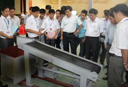 Các đại biểu tham quan mô hình băng tải do CBGV và học sinh tự làm