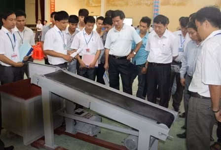 Các đại biểu tham quan mô hình băng tải do CBGV và học sinh tự làm