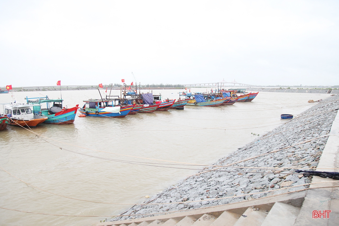 Bộ trưởng Bộ NN&PTNT kiểm tra công tác ứng phó với mưa bão tại Hà Tĩnh