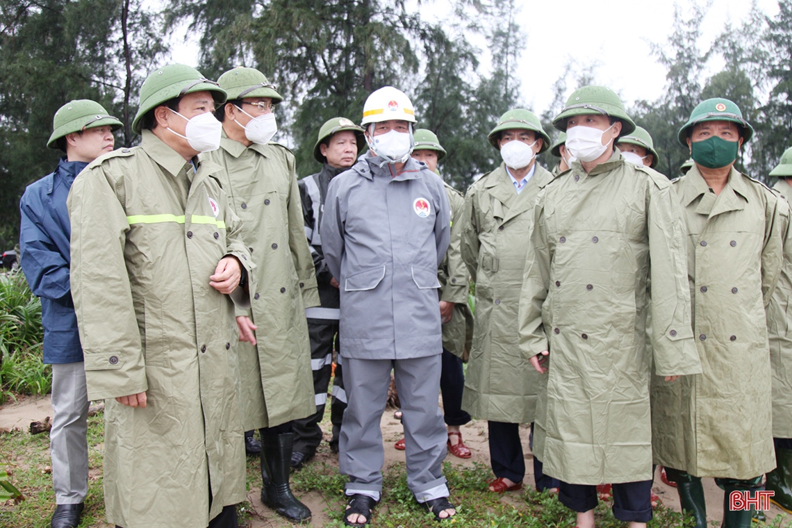 Bộ trưởng Bộ NN&PTNT kiểm tra công tác ứng phó với mưa bão tại Hà Tĩnh