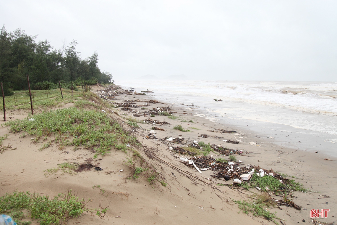 Bộ trưởng Bộ NN&PTNT kiểm tra công tác ứng phó với mưa bão tại Hà Tĩnh