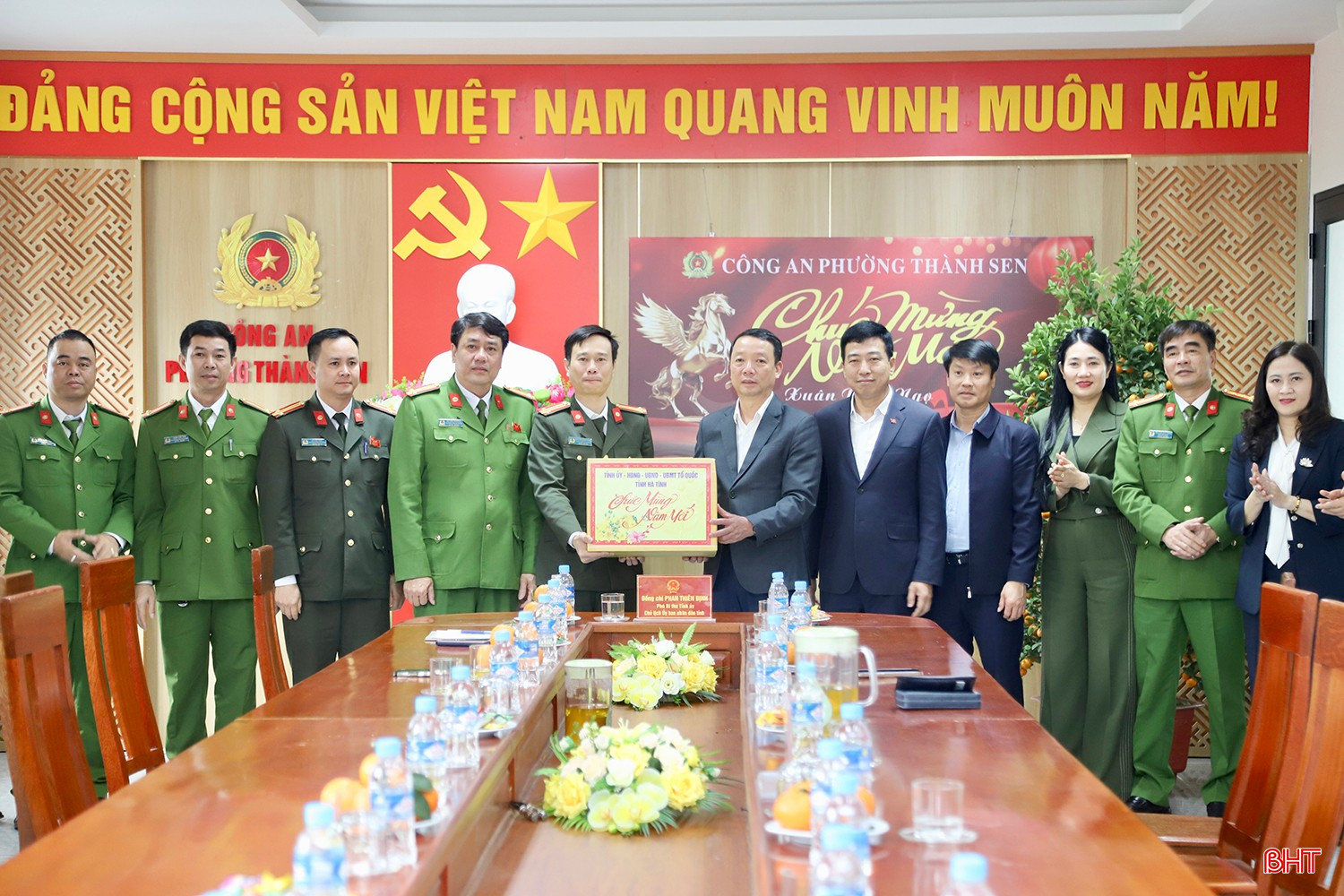 Chủ tịch UBND tỉnh Phan Thiên Định tặng quà cho cán bộ, chiến sĩ Công an phường Thành Sen.