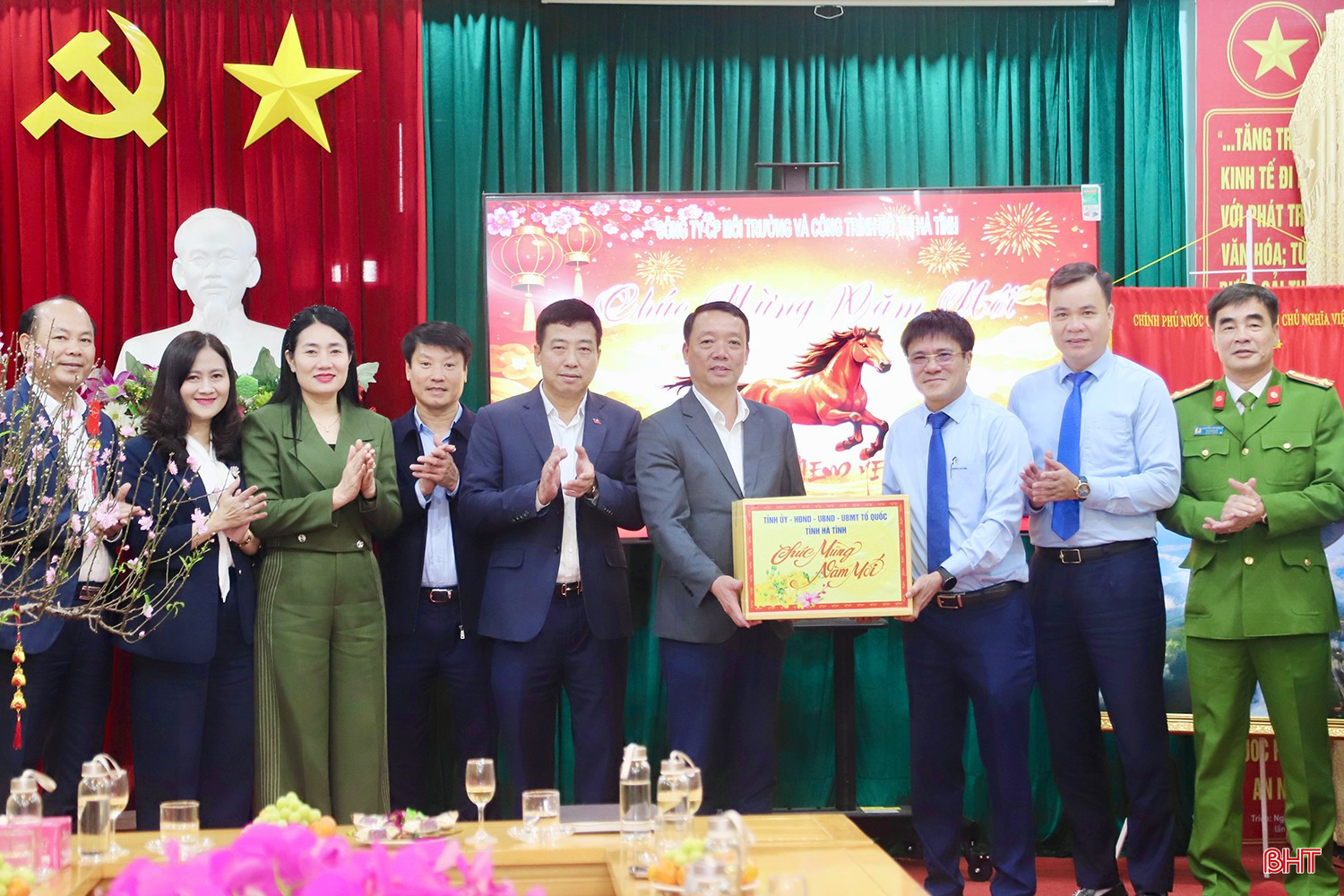 Chủ tịch UBND tỉnh Phan Thiên Định động viên, tặng quà Tết cho đơn vị.