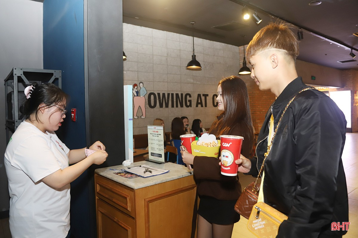Anh Nguyễn Trí Hùng – Quản lý rạp phim CGV Hà Tĩnh cho biết: “Từ ngày mùng 1 Tết đến nay, rạp đã bán ra khoảng 9.000 vé xem phim, tăng đáng kể so với ngày thường. Lượng khách tập trung đông vào tất cả các khung giờ, đặc biệt các khung giờ buổi tối luôn cháy vé. Để phục vụ tốt nhu cầu giải trí của người dân, rạp đã tăng cường thêm suất chiếu, bố trí nhân viên hỗ trợ khách đặt vé trực tuyến và đảm bảo công tác an ninh, trật tự. Dự kiến trong những ngày còn lại của kỳ nghỉ Tết, lượng khán giả vẫn sẽ duy trì ở mức cao”.