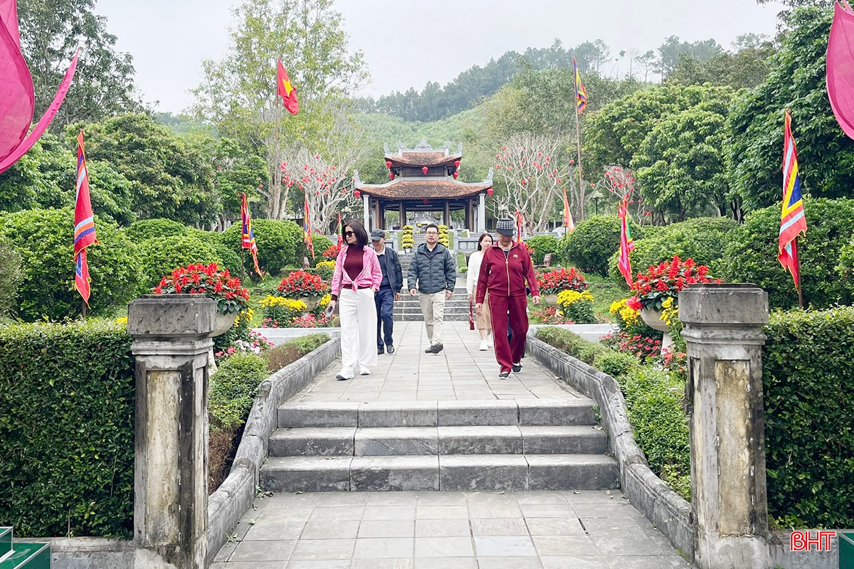 Cùng với các hoạt động tuyên truyền, việc vệ sinh môi trường, chỉnh trang các công trình văn hóa, hệ thống đèn chiếu sáng… cũng đã được 2 địa phương chuẩn bị chu đáo.