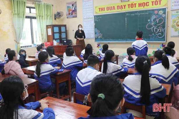 Siết chặt phòng dịch khi đón học sinh trở lại trường ở TP Hà Tĩnh và Thạch Hà