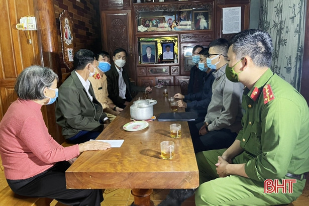 Ban ATGT tỉnh Hà Tĩnh thăm hỏi, động viên gia đình nạn nhân tai nạn giao thông ở Vũ Quang, Hương Khê