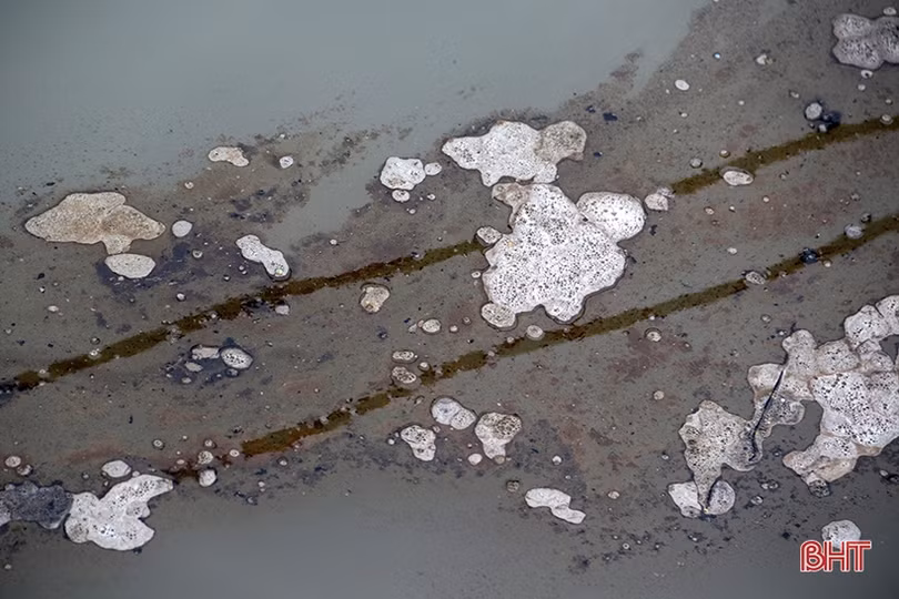 Các lực lượng phối hợp xử lý sự cố tràn dầu tại khu vực bờ biển xã Kỳ Lợi