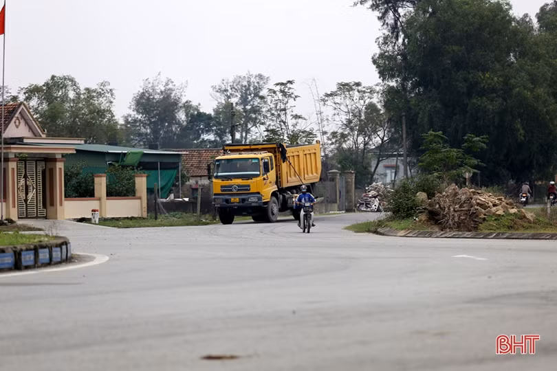 Giao thông lộn xộn, tiềm ẩn tai nạn khi người dân đi tắt qua vòng xuyến ở Lộc Hà