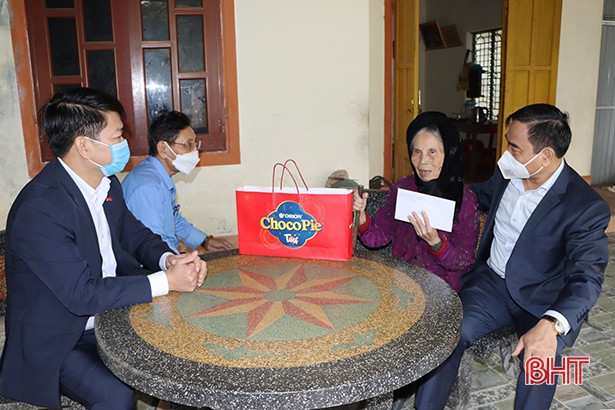 Cẩm Xuyên tặng 158 suất quà cho mẹ Việt Nam anh hùng, mẹ liệt sỹ, gia đình chính sách