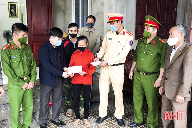 Thăm hỏi gia đình các nạn nhân tai nạn giao thông ở Đức Thọ, Hương Sơn