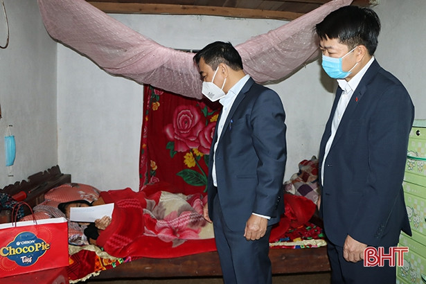 Cẩm Xuyên tặng 158 suất quà cho mẹ Việt Nam anh hùng, mẹ liệt sỹ, gia đình chính sách